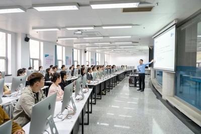 四川考生 歡迎報(bào)考大連東軟信息學(xué)院，共創(chuàng)信息電子技術(shù)服務(wù)新未來(lái)
