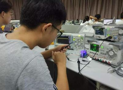理科男生如何選擇高薪專業(yè)？聚焦信息電子技術服務領域